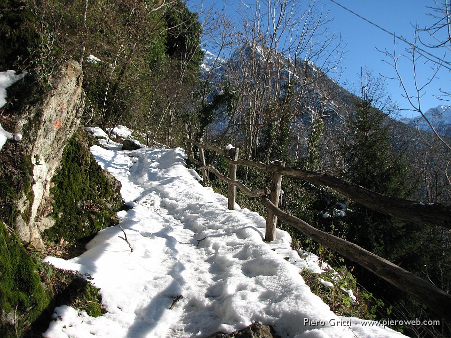 pusdosso7dic08 020.jpg - La mulattiera ricoperta di neve